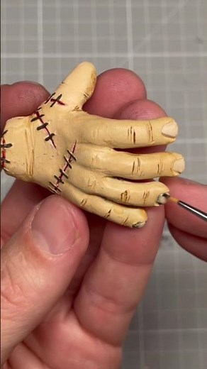 Une main coupée, un tuto complet : la sculpture d’Halloween parfaite