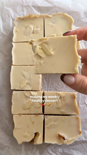 White Chocolate Almond Crunch Slice, sugar-free & only 6 ingredients 🍫 Base 75g almond meal 40 g vegan protein powder (I use @macromike Caramelised White Choc — DC: amb-noa) 30ml coconut oil 30 ml maple or rice malt syrup Caramel 80 g almond butter 30ml coconut oil 30 ml maple syrup Topping 80 g sugar-free white chocolate 1 tsp of almond butter Method Mix the base ingredients and press into a lined tin. Mix the caramel until smooth (heat 15 s if needed) and pour over the base. Freeze for 15 min