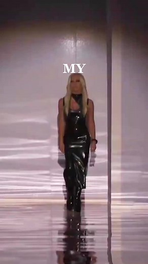 Versace Fall-Winter 2022 Catwalk Fashion Show