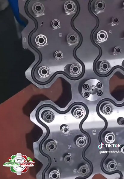 Gate Valvule and hot runner installation #hotrunnersystem #mold #molding #education #injectionmolding #moldeoporinyeccion #moldeo #plastic