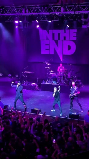 In The End band commands the fans in Orlando. #concert