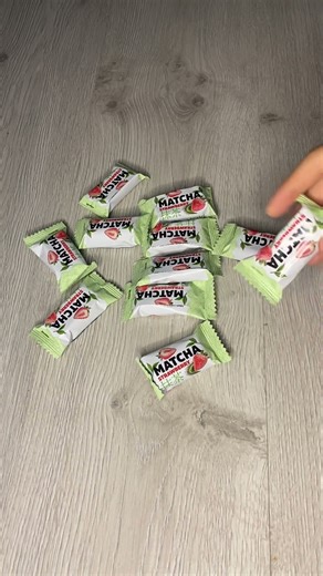 Cukierki o smaku matchy i truskawki z Biedronki