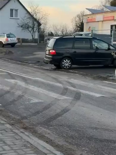 🤖 AI: Out of Tricks or Just Warming Up? 🛠️ Technologists,🙋🏻 imagine this: a robot, desperately lost, wandering through the maze of data like it’s a college freshman looking for the right lecture hall. At this point, it’s so flustered that it’s considering a drink... of oil, of course! (Video below) But hang on; is this a sign that our digital cousins are running out of steam, or are they just revving up for something even bigger? 🔍 Let’s Dive Into This Dilemma: ✦ Capability vs. Creativity: 