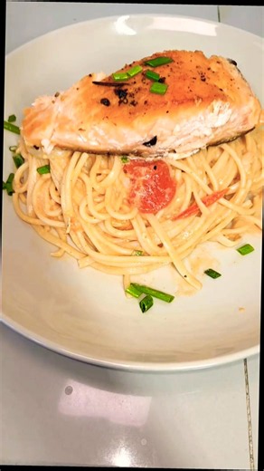 Creamy Salmon Pasta With Roasted Cherry Tomatoes 🍅 #salmonpasta #easyrecipe #foodshorts