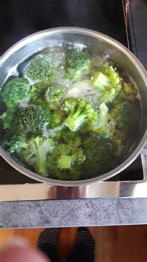 MVlog - Day 739 - Country Friends Parboiled Rice with Chili Sauce, Peppers, Broccoli and Kohlrabi!