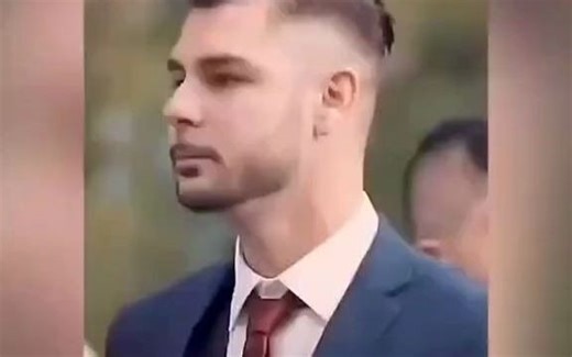 腿部残疾的新娘，婚礼上第1次站起来。