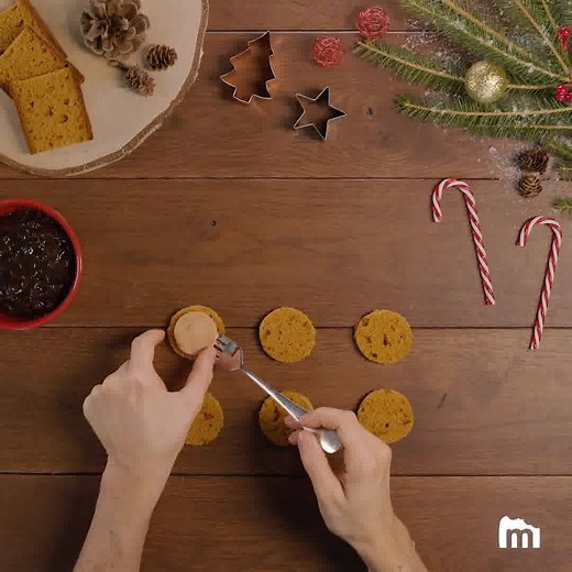 [En attendant le Père Noël ✨] Une jolie idée sucrée/salée pour l'apéritif : un toast de pain d'épices, une tranche de foie gras et un chutney d'oignons. Le tout accompagné d'une délicieuse Leffe de Noël 🎄🎅 *à consommer avec modération* La recette par ici ➡️ https://bit.ly/2CcspgC | Marmiton