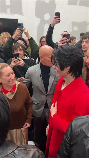 Đại sứ Win Metawin và Miuccia Prada tại tại show diễn Thu Đông của Prada #winmetawin #PRADAFW26