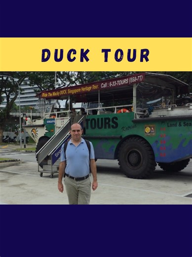 Quando il bus diventa una barca, il divertimento è assicurato! Il Singapore Duck Tour è un’esperienza unica che ti porta tra le strade iconiche della città e poi direttamente sull’acqua, regalando panorami spettacolari, curiosità interessanti e tanti sorrisi. Un modo originale e sorprendente per scoprire Singapore da una prospettiva diversa, perfetto per tutte età! #getyourguide #getyourguidecommunity #esperienza #singapore #ducktour