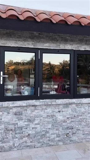 Kitchen magic: bifold windows that open up your world! Imagine creating a kitchen where your culinary creativity meets the beauty of the outdoors. With bifold windows, it’s more than just an idea; it’s reality. These charming windows fold back to effortlessly merge your kitchen with the surrounding environment, bringing in fresh air and natural light. It’s not just a window: it’s an invitation to connect with the world outside. Perfect for serving up delicious meals and unforgettable moments. 🏡