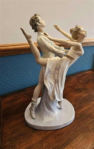 Nao Lladro Ballerinas Figurine: "dancing on a Cloud"