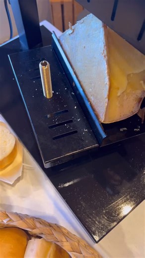 🧀The Ultimate Cheese Experience🔥 What is Raclette? Raclette is a Swiss and French-inspired tradition where wheels of cheese are melted and scraped over a spread of gourmet accompaniments. It’s decadent, rich, and completely unforgettable. ✨ Here’s what you get with The Cheese Queen’s Raclette Station: • Melted Raclette Cheese – Expertly warmed and scraped fresh onto your plate. • Gourmet Pairings – Hand-selected accompaniments to balance the gooey richness. • Live, Interactive Service – Our te