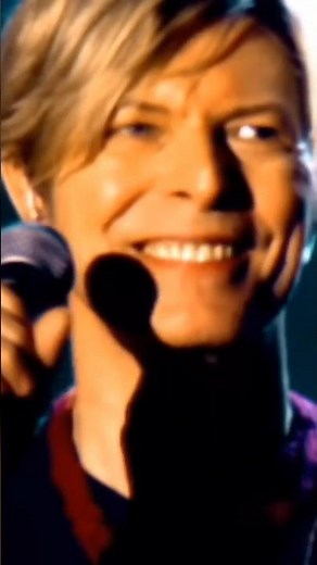 David Bowie performing “Heroes” live — and that beautiful little smile🖤