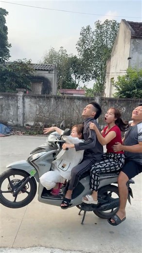 Cả Làng Chơi Xe Máy Vui Nhộn 😂 #short