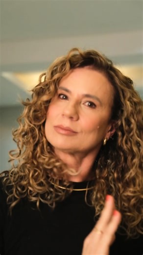 Maria Moya on Instagram: "Meu cabelo mudou quando eu parei de lutar contra ele. Assumir meus cachos foi assumir quem eu sou hoje. E nunca me senti tão eu. #cabelo #cabelocacheado #transicao #cachos"