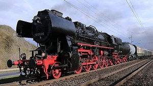 Páru a houkání historické lokomotivy obdivovali lidé u trati Česká Lípa-Lovosice