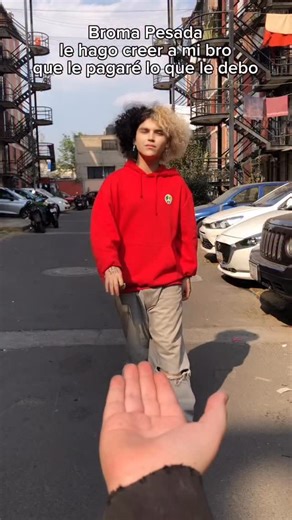 Oskan | オスカン on Instagram: "me paste me pashe 😈❤️ #comedia #amigos #prank #fyp #reels"