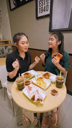 Kalau udah waktunya buka, fokus aja ke momen kebersamaan, bukan malah sibuk pamer 🙂‍↔️ Yuk pausepamer, mending nikmatin momen buka bareng KFC Kebuli 🍗🔥 Jangan lupa cari hidden voucher code KFC di video ini ya! Pesan sekarang lewat KFCKu App, GrabFood, GoFood, atau ShopeeFood 🛵💨 | KFC