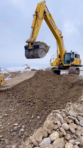 Is it A/C or heat weather where you’re working??? Video Credit: @tmcsandandgravel Our @komatsuconstructionna PC650 loading HM400 with pitrun for the crusher. | Dig-It Digital GPS
