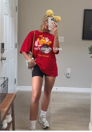 Mickey ears & a vintage tee is a go-to Disney combo 💫💗🎢🐭 #disneyoutfits #disneyootd #disneystyle #waltdisneyworld #disneyfinds