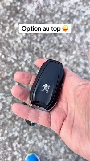William Commercial | Pas besoin de clé 😱 chez Peugeot 🤪 pour une option au top 😜, attelage escamotable 💪🏻🔥. Likez commentez partagez et abonnez-vous... | Instagram