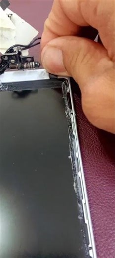 Removing & Replacing Parts | HP EliteBook 1040 G11 Notebook PC | HP Computer Service | The Screen