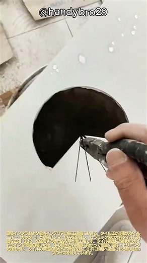 割らずに丸く切り抜く、熟練タイル工の手元動線と独自の成形メンテナンス現場 #worker #process #tools #renovation #diy