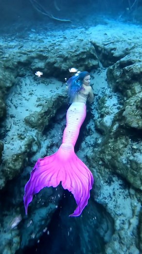 Bubbles are Life 💞 #thewanderingmermaid #pink #mermaid #bubbles #underwater