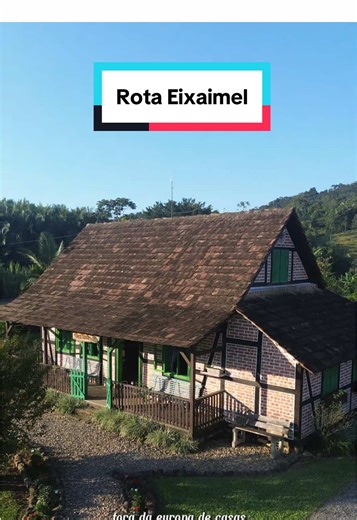 ROTA EIXAIMEL A Rota Enxaimel em Pomerode é aquele passeio que faz você se sentir na Alemanha sem sair do Brasil. A rota foi escolhida pela ONU como uma das Melhores Vilas Turísticas do mundo. Casas históricas em estilo enxaimel, construídas há mais de 100 anos, jardins impecáveis, natureza ao redor e aquele clima tranquilo que dá vontade de ir sem pressa. Se você ama destinos charmosos, cultura e lugares diferentes no Brasil, coloca a Rota Enxaimel no seu roteiro. Você já conhecia esse cantinho