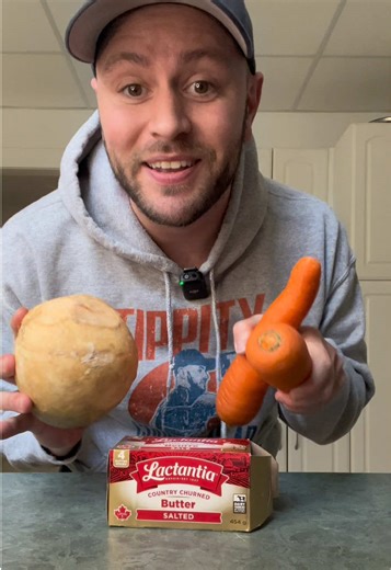 Ingredients: 2 carrot, 1 rutabaga, 1 stick of @Lactantia butter, 3 closed garlic, 2 egg yolks, pepper. Instructions: boil the vegetables until soft. Melt Lactantia butter and add minced garlic. mash vegetables once soft. Mix in half the Lactantia butter and garlic. Using a mini cookie scoop, scoop out vegetables on a pan and bake for 20 minutes at 400. Add the remaining Lactantia butter and garlic to the top of the bites then broil for 6-8 minutes