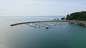 Vertikal geneigte herannahende Drohnenbewegung zum Marina: Stockvideos & Filmmaterial (100 % lizenzfrei) 3851264805 | Shutterstock