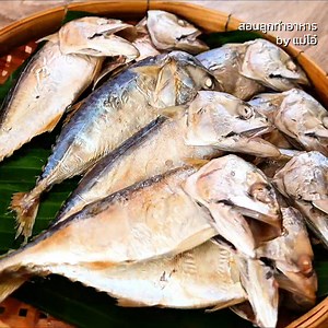 ปลาทูเข่ง 2 กิโล ทำกินเองง่าย ๆ ที่บ้าน แค่ลวกเบา ๆ ในน้ำเกลือ ไม่ต้องปรุงเยอะ แต่ทำด้วยความตั้งใจ เพราะอยากให้คนในบ้านได้กินของดี สูตรปลาทูเข่ง (2 กิโล) วัตถุดิบ: 1) ปลาทูสด 2 กิโล (ประมาณ 5-6 ตัว ขึ้นกับขนาด) 2) เกลือ 3 ช้อนโต๊ะ 3)น้ำสะอาด 3 ลิตร 4)น้ำเย็น (แช่ปลาหลังต้ม) 5)เข่งไม้ไผ่หรือภาชนะสาน (ถ้ามี) ส่วนวิธีทำไปดูกันในคลิปเลย อยู่บ้านด้วยกัน ก็กินอร่อยด้วยกันนะ #ปลาทูเข่ง #ปลาทูทำเอง #ทำกับข้าวให้แม่ #อาหารบ้านๆ #กินข้าวบ้าน #ครัวบ้านๆ #อาหารอบอุ่น #เมนูง่ายๆ #กับข้าวบ้านเรา #กับข้าววันนี