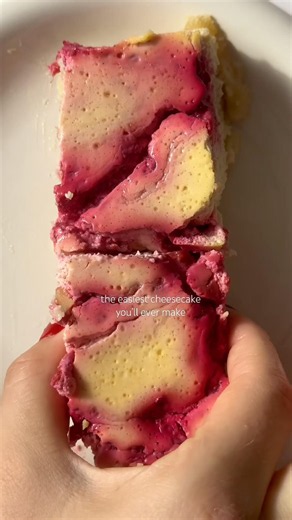 The easiest healthy berry cheesecake you’ll ever make 🍓🤍