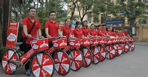 Apax English Roadshow - Sắc đỏ phủ khắp phố phường