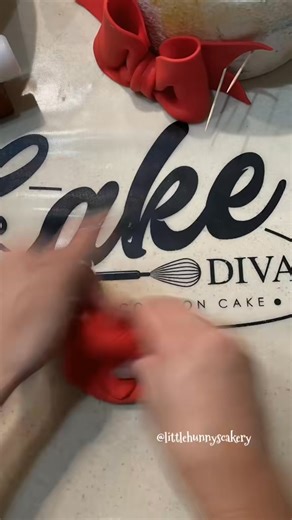 Fondant bow tutorial #timelapse #foryou #fyp #baker #food #fondant #caketok #baketok #cakedecorating #momsoftiktok #cakeartist #littlehunnyscakery | Ricardo McClure