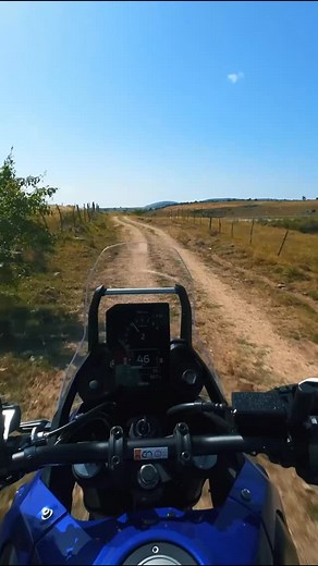 Vozim Yamahu Tenere po Pešterskoj visoravni. *Off-road vožnja* Nova Yamaha Tenere 2025 je stigla, a ja je testiram na svim terenima! 🏍🔥. Otkrivam sve novosti koje donosi najnovija generacija Tenere modela za 2025. godinu. Ako razmišljaš o kupovini najpopularnijeg motocikla za hardcore avanturiste ili te zanima da li se isplati preći sa starog modela na novi, ovo je test koji treba da pogledaš, a to možeš da uradiš na mom YouTube kanalu Moto Dnevnik i u narednim klipovima. #YamahaTenere2025 #Mo