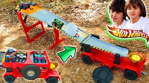 Pista HOT WHEELS Downhill Race and Go MONSTER TRUCKS con Dani y Evan . Vamos al bosque a probar la nueva pista transformable en camion de hot wheels, y que vale para monster trucks y para coches normales. Puedes hacer carreras combinadas! | Las Aventuras de Dani y Evan