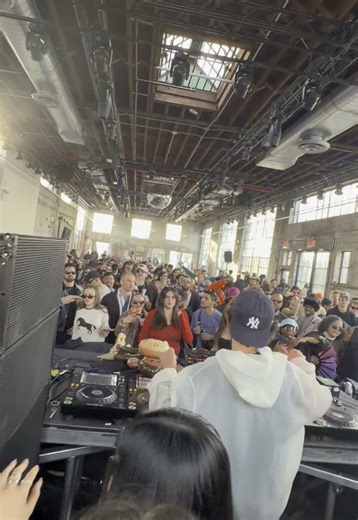 brb ordering pizza to 99 scott @Teksupport