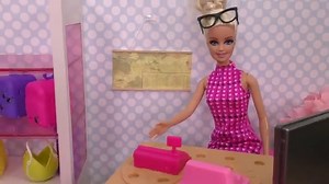 Vacation packing ! Elsa and Anna toddlers - shopping for luggage - suitcases - Barbie is the seller