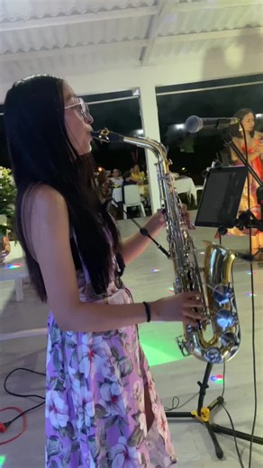Mujeres tocando Saxofón: ¡Descubre su Talento!