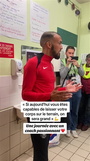 Discours Passionnant d'un Entraîneur au Vestiaire