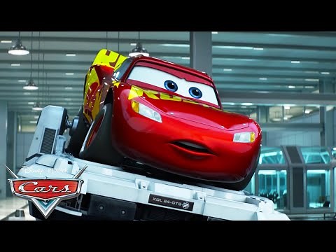 Lightning's First Time Racing on The Simulator | Pixar Cars | ‪@disneyjr‬