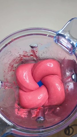 Try this amazing raspberry and banana smoothie bowl recipe 🤩