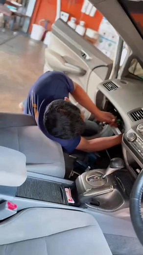 คอมแอร์บิวท์ (Honda Civic FD) ￼• คอยล์เย็นแอร์ อะไหล่แท้ Honda • วาล์วแอร์ อะไหล่แท้ (DENSO) • ล้างระบบแอร์ด้วย F-9000 ก่อนใส่คอมแอร์ • ฉีดล้างทำความสะอาดแผงคอยล์ร้อนแอร์,แผงหม้อน้ำให้ลูกค้าเพื่อให้สิ่งสกปรกหลุดและระบายความร้อนของเครื่องยนต์ได้ดีขึ้น ⚠️ แก้ไขอาการ : แอร์ไม่เย็น คอมแอร์,คอยล์เย็นแอร์ เสื่อมสภาพตามอายุการใช้งาน ♻️ เติมน้ำมันคอมแอร์ Hi-speedHyperfrozPAG-100 (Blue Planet) ♻️ เติมน้ำยาแอร์ Daytona 134a/1234 yf (Blue Planet) ✅ หลังแก้ : ระบบแอร์เย็นฉ่ำ รถพร้อมใช้งาน ✅ รับประกันงาน 1 ป