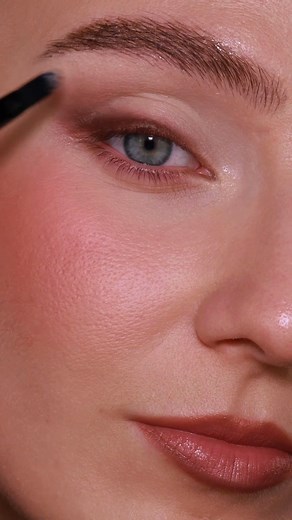 ✨ A Make up Factory celebra 20 anos com a nova coleção outono/inverno! Tons terrosos e elegantes que transformam o teu look do dia para a noite. 🌙💄 | Perfumes & Companhia