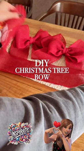 🎀✨ Moños grandes dobles para tu árbol de Navidad 🎄🌟 Para esta hermosa decoración navideña, utilizamos cinta decorativa ancha de color rojo 🎅❤️. Cortamos dos tiras largas de cinta y formamos dos moños del mismo tamaño, colocándolos uno sobre otro 🎁💫. En el centro, los ajustamos firmemente con un alambre fino, dándoles forma y volumen para que queden bien esponjosos 🔔✨. Estos moños son perfectos para decorar el árbol, las guirnaldas o incluso coronas navideñas 🎄🎀. Un toque elegante, brill