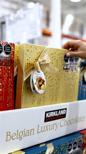 El regalo de Navidad perfecto está en Costco. ¡Chocolates y galletas de lujo listos para regalar! 🎁 Encuentralos en nuestras sucursales o en línea: VA869351 Kirkland Signature Caja de Chocolates Surtidos. 6475333 Kelsen Galletas de Mantequilla Danesas. VA1324764 Kirkland Signature Galletas Cubiertas de Chocolate Belga. VA672507 Corné Surtido de Chocolates Rellenos. VA644021 Lindt Caja de Chocolates con Relleno Suave. 661572 Mars Surtido de Chocolates con Leche. 181679 Kirkland Signature Galleta