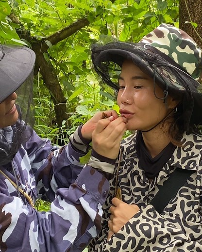 Amata Chittasenee on Instagram: "เข้าป่าก็สวยได้ 🥰💄 ขอบคุณ @notep ที่ให้ลองเอาใบสักทองอ่อนมาทดลองสี คิ้วๆคันๆ Colour hunter x Flower girl: #Teak Young leaves are red in color but become dark green at maturity! This is so much fun! #pearypiegoesgreen #Chiangdaoclassroom #Chiangdao #Thailand #pearypiesmileycamp ใบสักทอง ชื่อวิทยาศาสตร์ : Tectona grandis L.f. ชื่อสามัญ : Teak วงศ์ : LABIATAE ที่ท้องใบของใบอ่อนเมื่อนำมาขยี้แล้วจะมีสีแดงคล้ายเลือด 😮 #teakleaves #teakleaf"