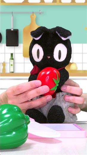 可愛いのにそのまま！？生野菜を食べるクロ😺🥕