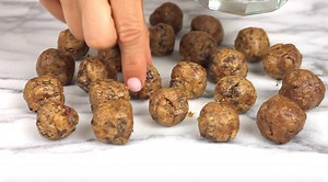 293K views · 509 reactions | Sink your teeth into something sweet with these healthy, no-bake almond butter chocolate chip energy bites! #AMinuteForMe #GlutenFree For full recipe: https://goo.gl/GFXDQR | Clean Plates | Facebook